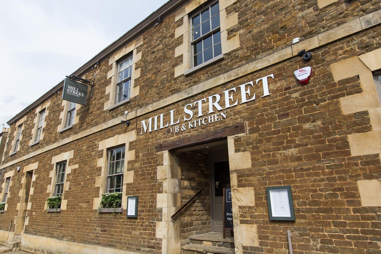Bed and Breakfast Mill Street Pub & Kitchen Оакхам Экстерьер фото
